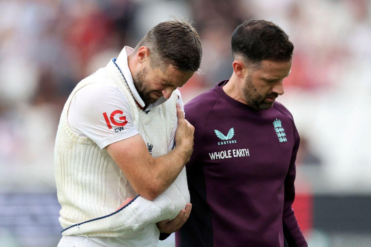 England's Chris Woakes walks back after after sustaining an injury while fielding late on Day 1 of the 5th Test at The Oval in London on Thursday
