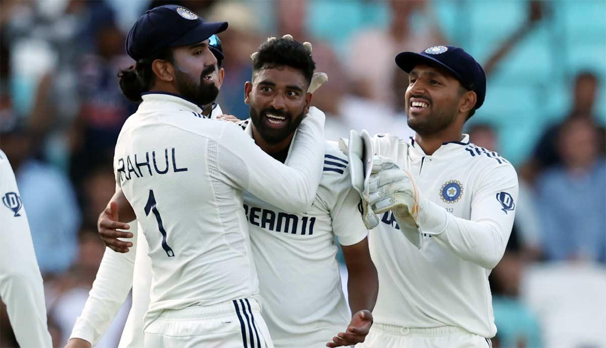 Mohammed Siraj celebrates with teammates