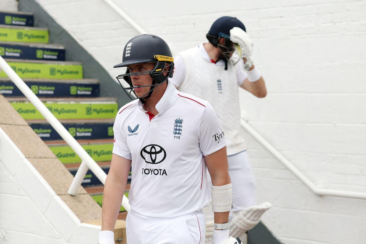 Overnight batters Jamie Smith and Jamie Overton come out to bat on Day 5