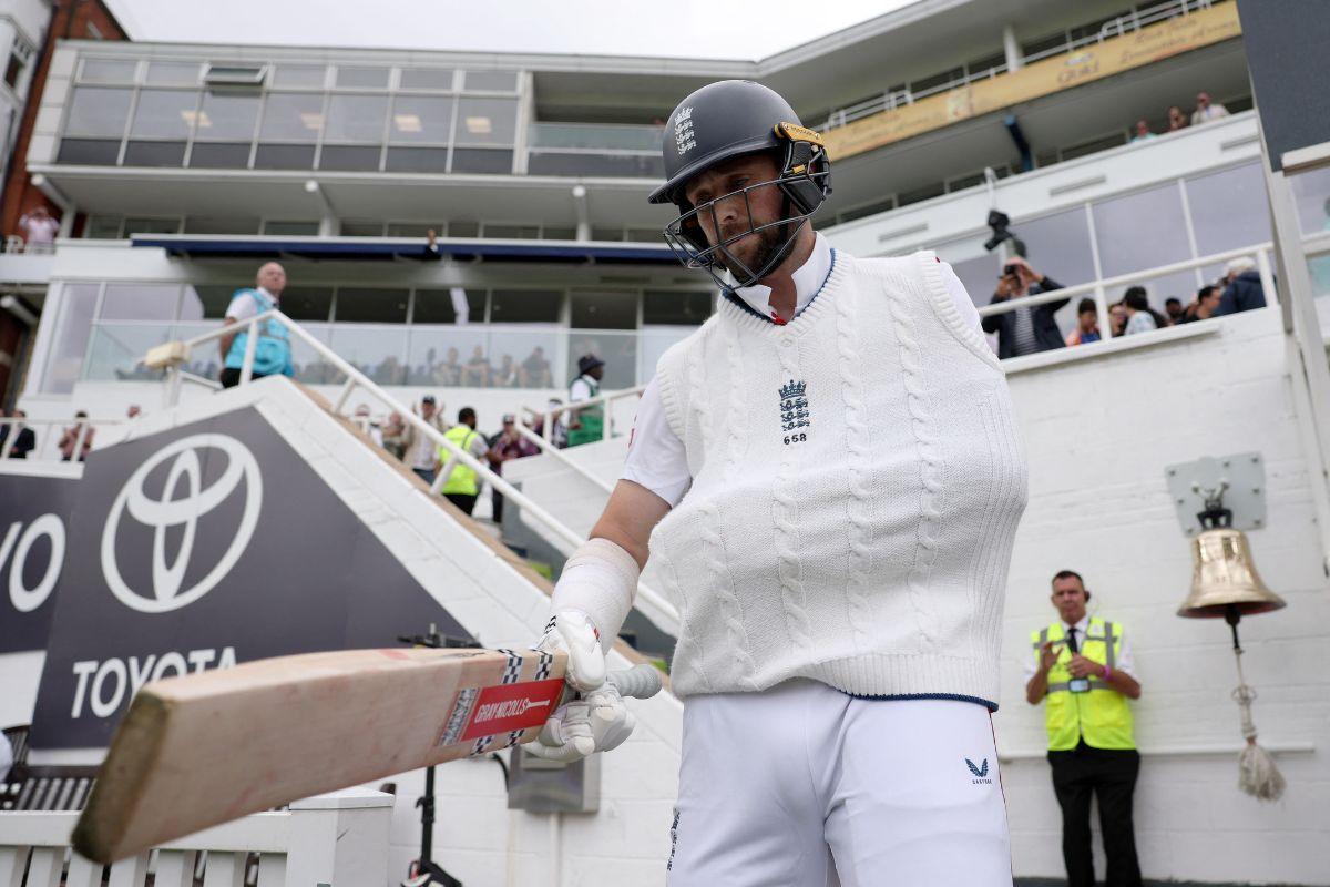 Chris Woakes walks out to bat on Day 5 of the 5th Test at The Oval on Monday