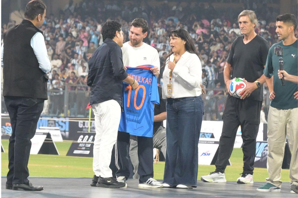 Sachin Tendulkar and Lionel Messi communicate through an interpreter