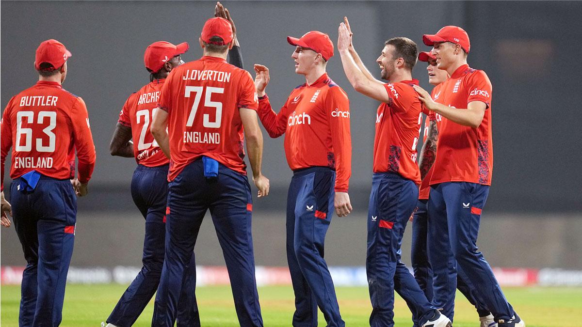 Mark Wood celebrates with teammates after taking the wicket of Sanju Samson.