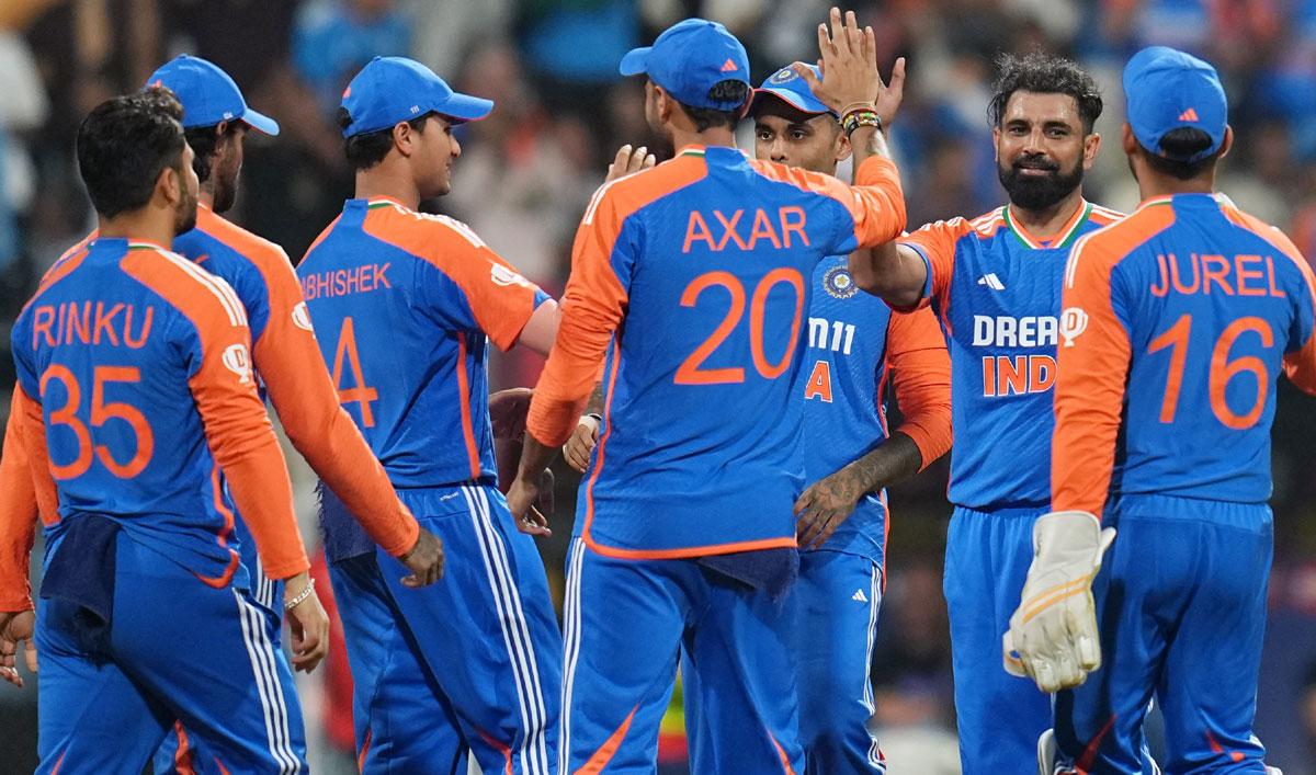 Mohammed Shami celebrates the wicket of Ben Duckett with teammates.