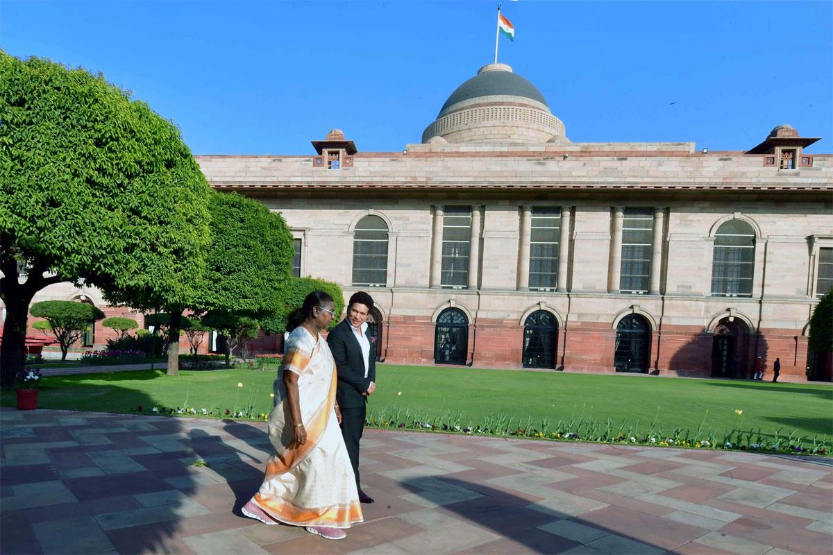 Sachin Tendulkar with President Droupadi Murmu