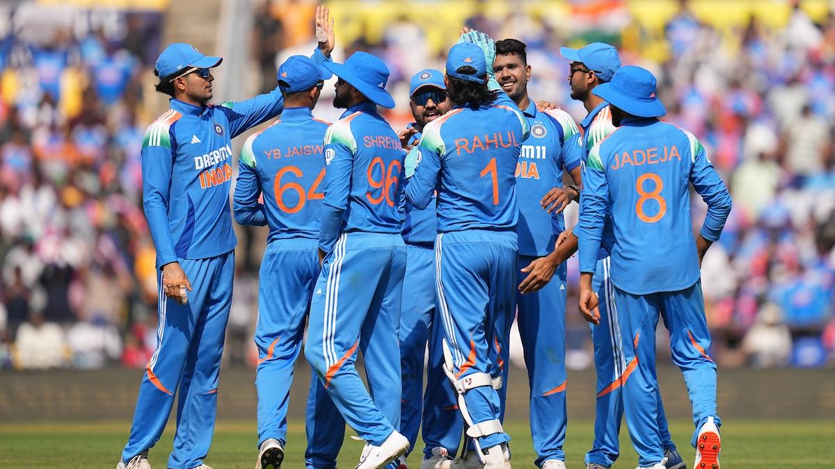 Team India celebrates a wicket