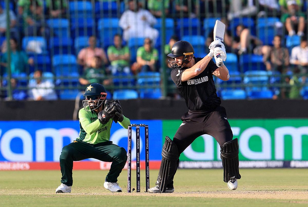 Glenn Philips hit a 39-ball 61 to help New Zealand go past the 300-run mark