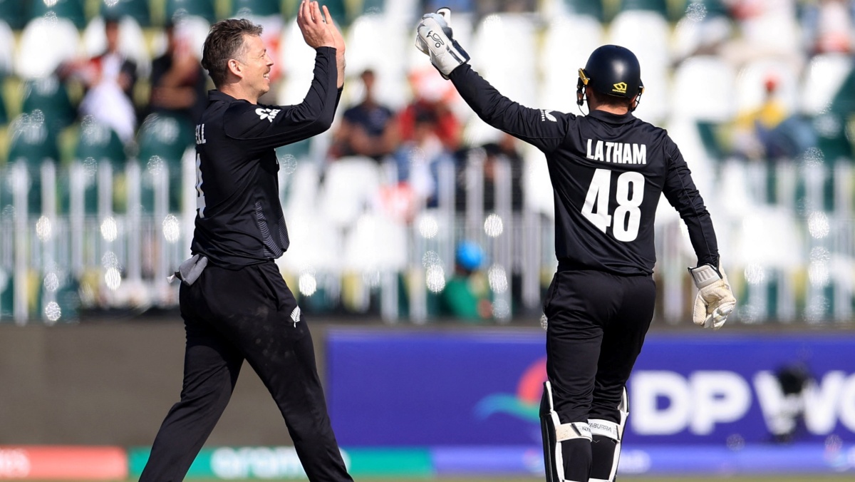  New Zealand's Michael Bracewell celebrates with teammates after taking the wicket of Bangladesh's Tanzid Hasan