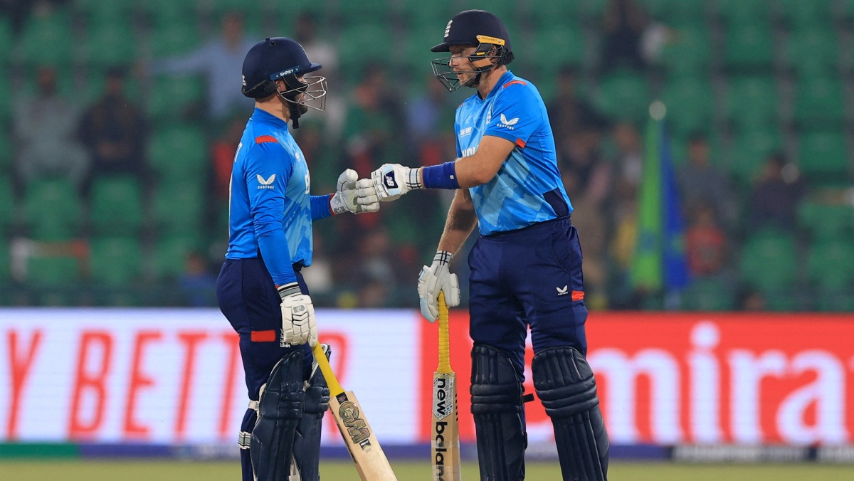 England's Joe Root and Ben Duckett 