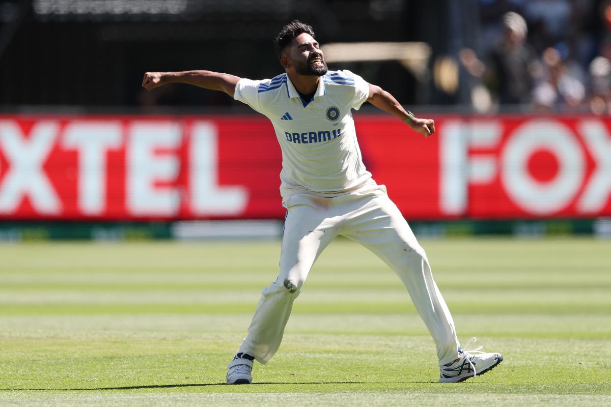 Mohammed Siraj celebrates Travis Head's wicket