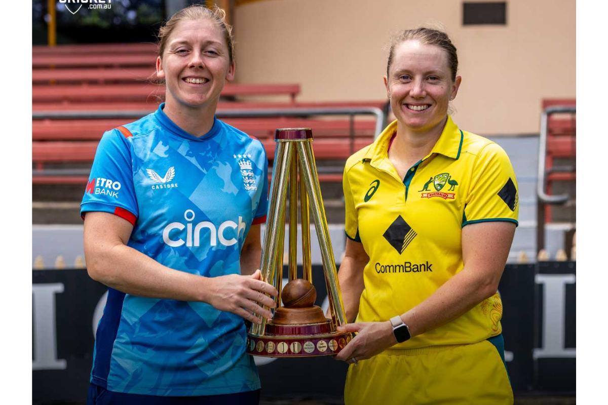 England captain Heather Knight and Australia's captain Alyssa Healy with the Ashes Trophy 