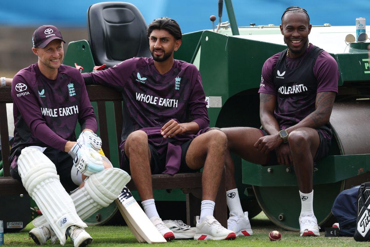 England's Joe Root with Shoaib Bashir and Jofra Archer during practice 