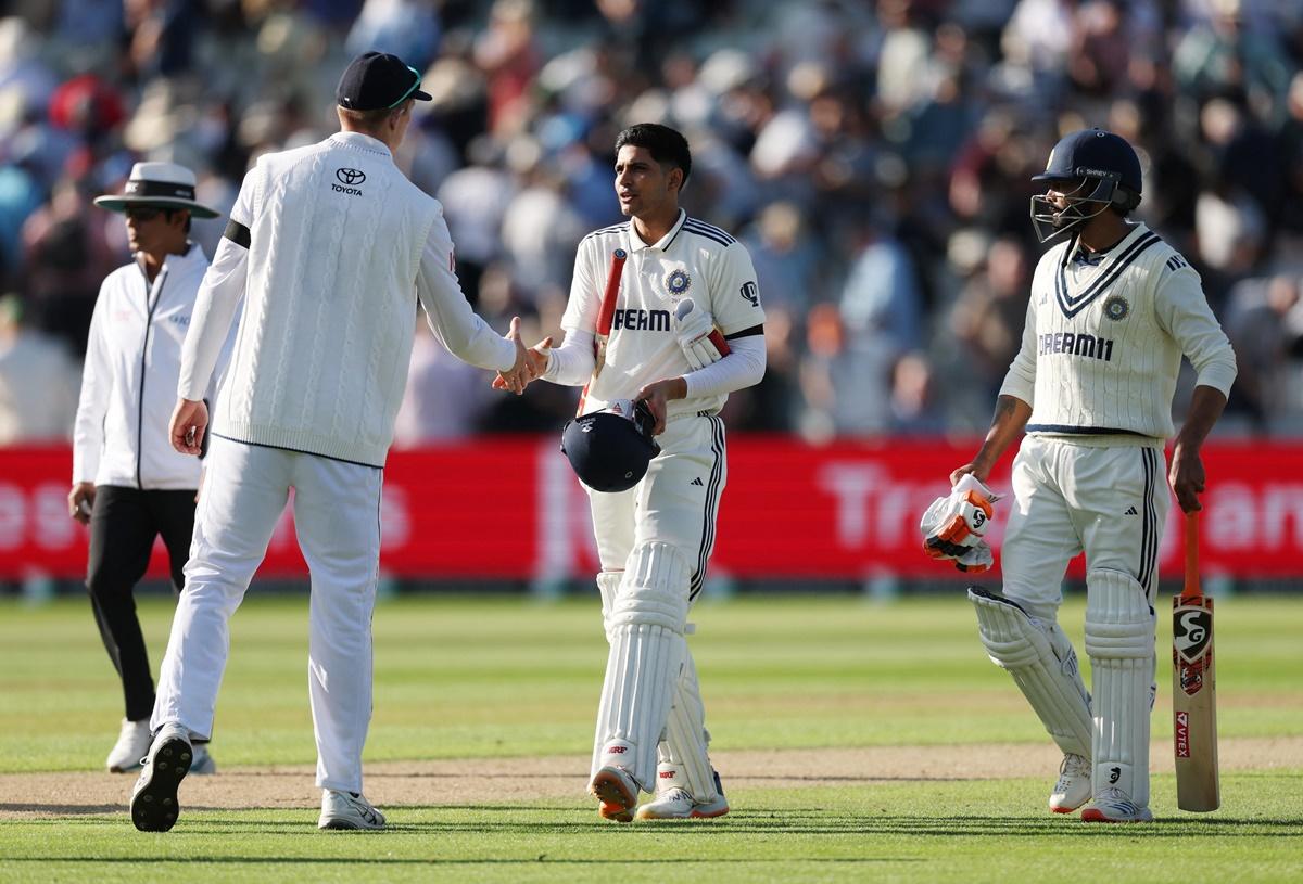 Shubman Gill is congratulated by Zak Crawley as he walks back with Ravindra Jadeja at the end of play on Day 1.