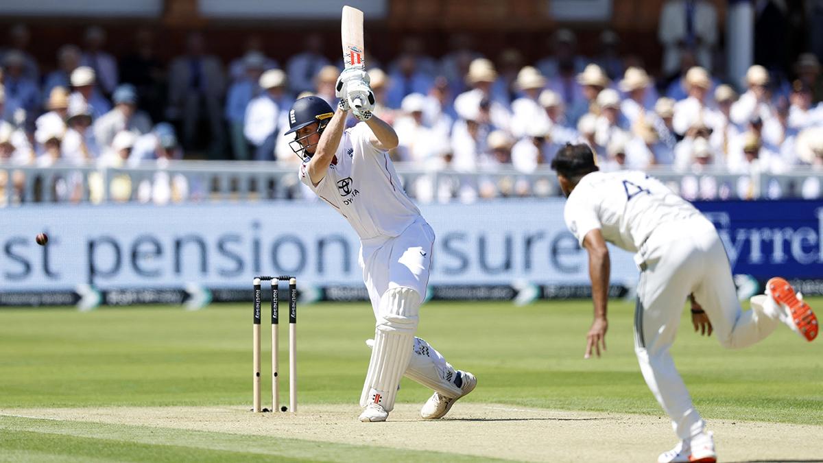 Zak Crawley bats