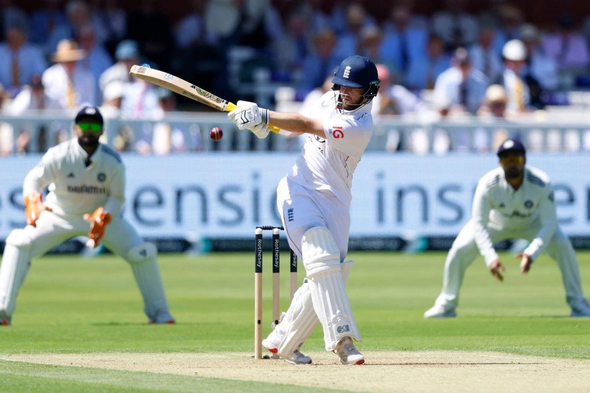 Ben Duckett is strangled down the leg side and edges the ball to the keeper