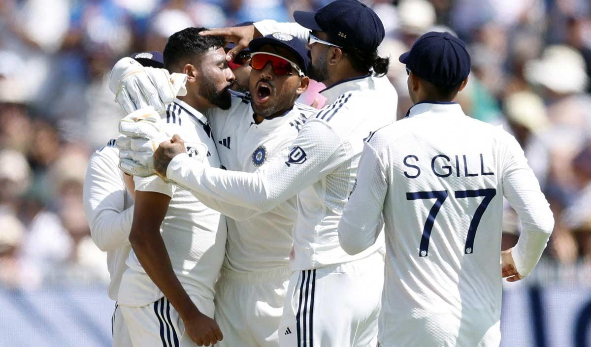 Mohammed Siraj celebrates with teammates