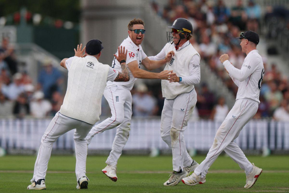 England's Liam Dawson celebrates with teammates after taking the wicket of India's Yashasvi Jaiswal