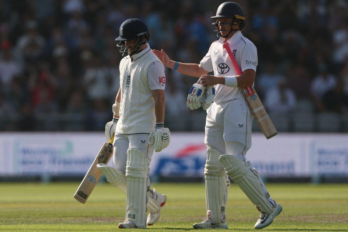 Joe Root pats Ben Duckett on the back after the latter is dismissed on 94