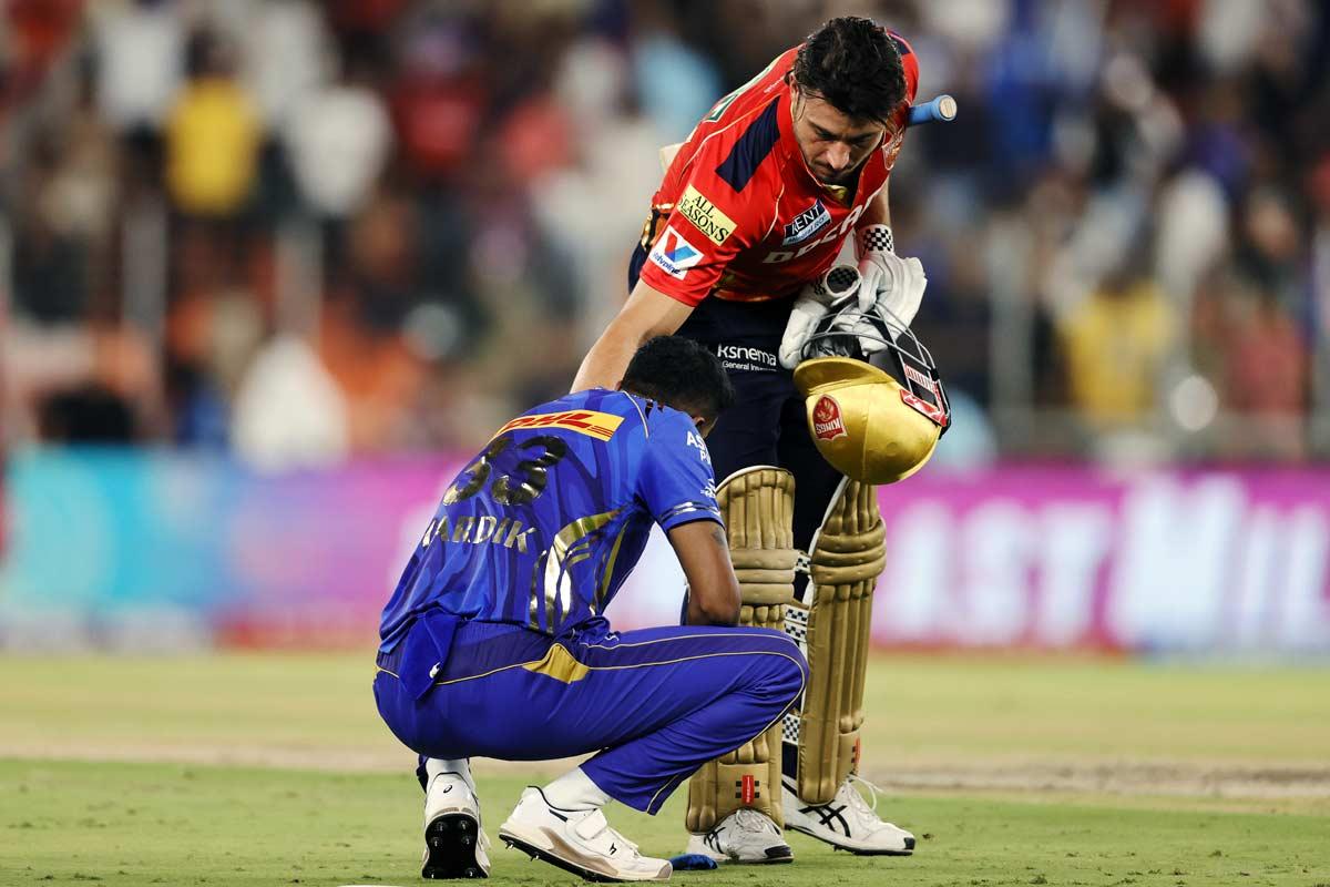 Marcus Stoinis consoles Hardik Pandya