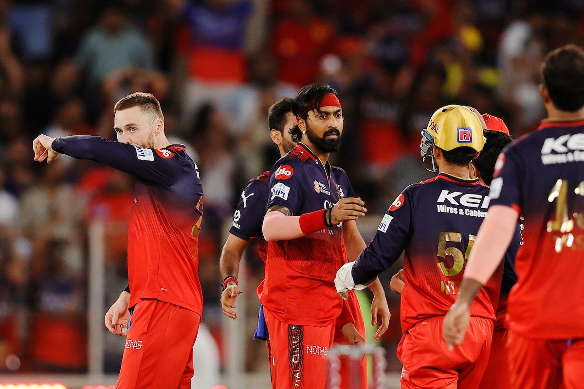 Krunal Pandya celebrates the wicket of Prabhsimran Singh with teammates