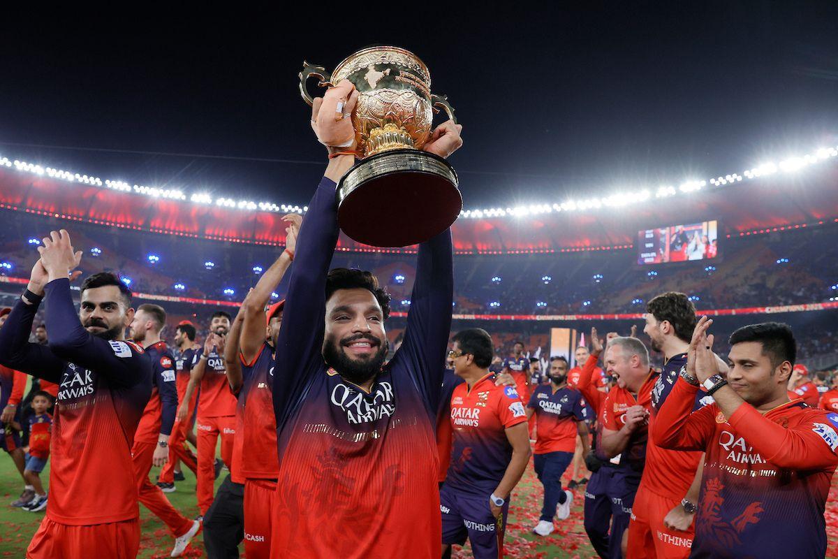RCB Captain Rajat Patidar takes the IPL trophy for a lap around the stadium alongside Virat Kohli and other teammates