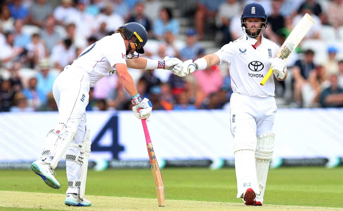 Ben Duckett with Ollie Pope put on a 103-run stand in the 2nd session