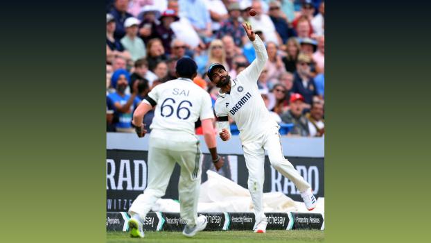 Ravindra Jadeja flicks the ball back to Sai Sudharsan, who completed the catch, to dismiss Jamie Smith