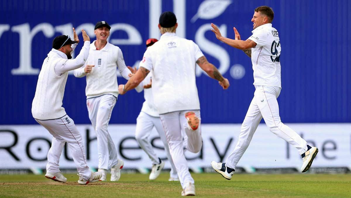 England's players celebrate after Brydon Carse dismissed India captain Shubman Gil