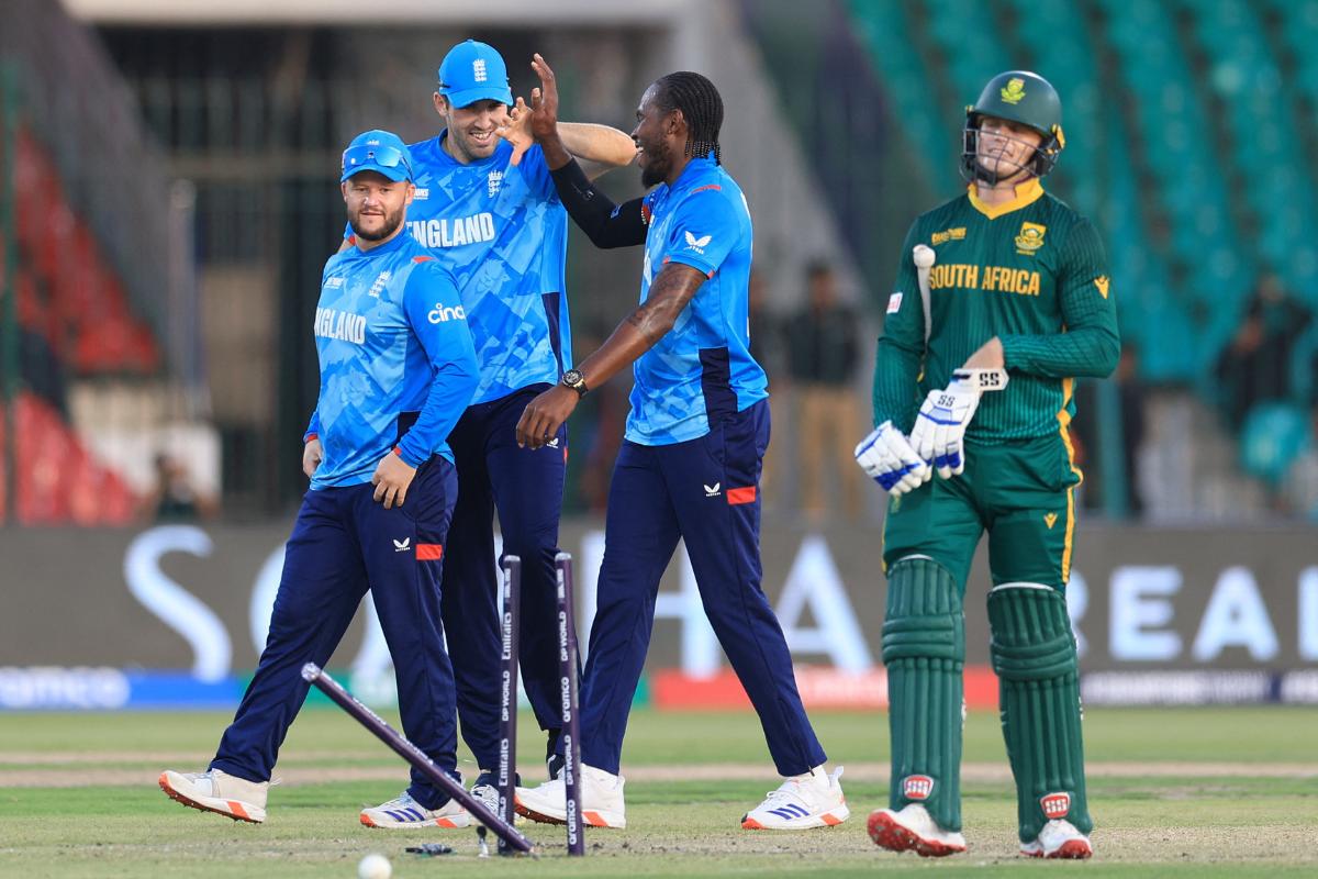  England's Jofra Archer celebrates with teammates after taking the wicket of South Africa's Ryan Rickelton 