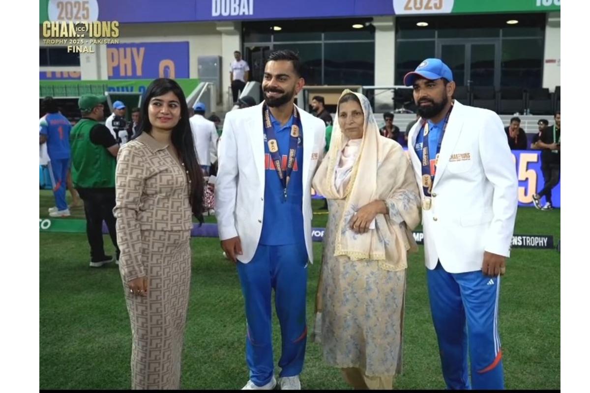 Virat Kohli clicks a picture with Mohammed Shami and his family