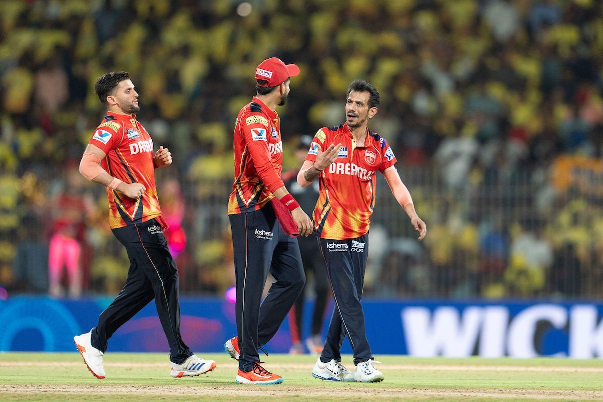 Yuzvendra Chahal celebrates with Shreyas Iyer on dismissing Mahendra Singh Dhoni 