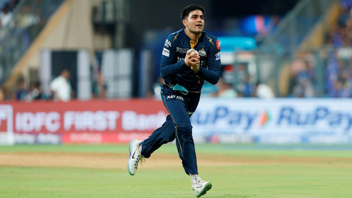 Shubman Gill takes the catch to dismiss Hardik Pandya.