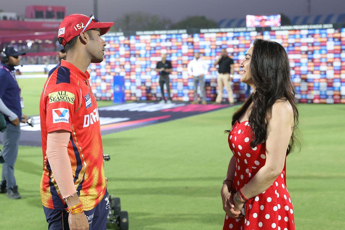 Preity Zinta speaks to stand-in skipper Shanshank Singh after the match