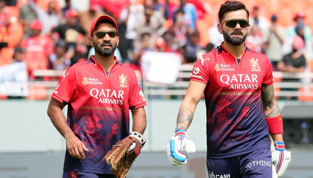 Dinesh Karthik with Virat Kohli