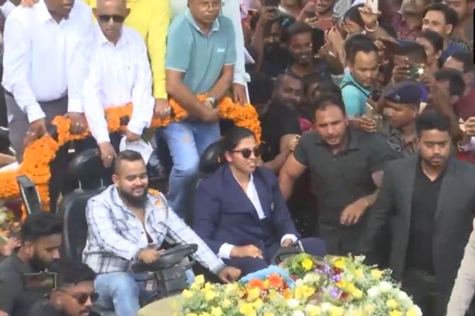 Richa Ghosh is driven in an open jeep as the route from the airport to Baghajatin Park was festooned with balloons, garlands and posters