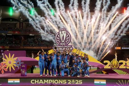 India players celebrate with the trophy after winning the ICC Women's World Cup