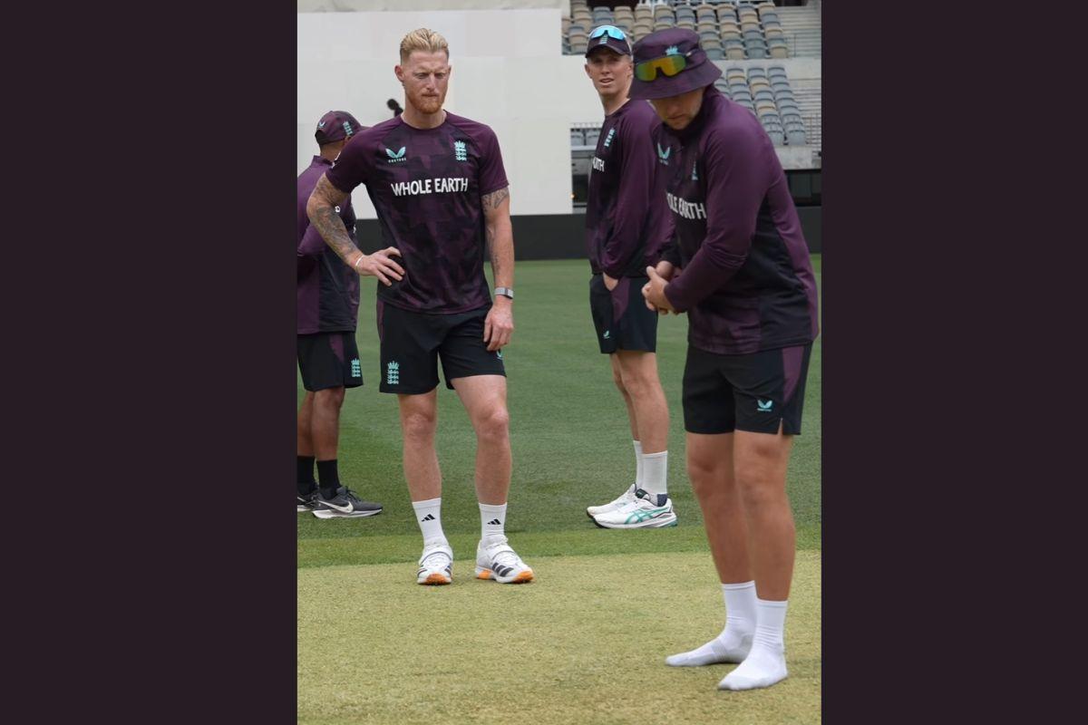 Ben Stokes and Joe Root have a look at the Perth deck on Thursday