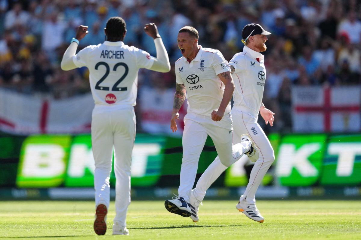Brydon Carse celebrates with Ben Stokes and Jofra Archer after taking the wicket of Steve Smith, caught out by Harry Brook 