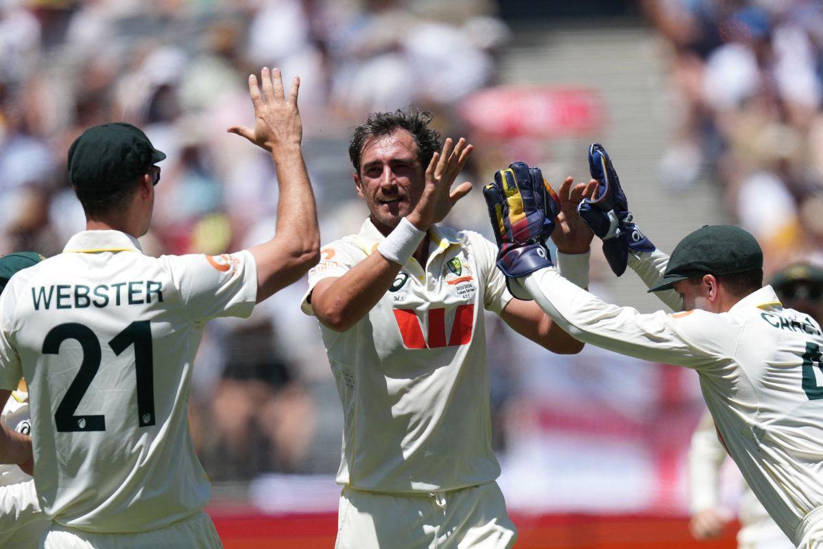Mitchell Starc celebrates the wicket of Ben Duckett