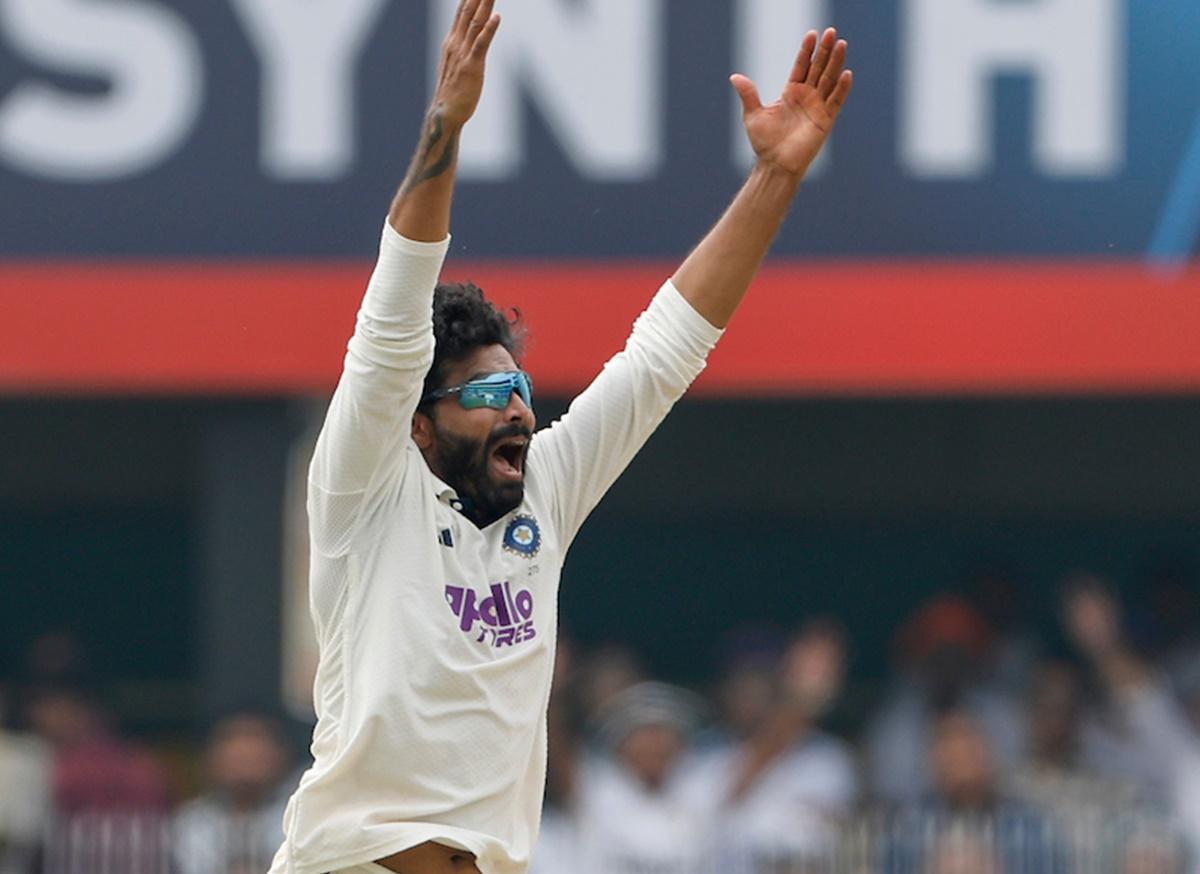 Ravindra Jadeha appeals for leg before wicket against Senuran Muthusamy