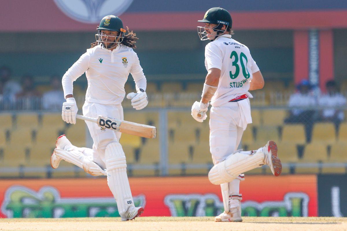 Tony de Zorzi and Tristan Stubbs run between the wickets
