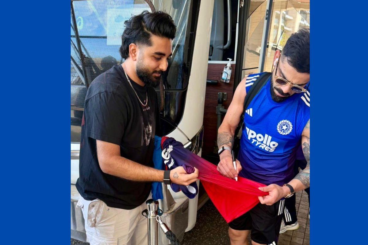 Virat Kohli signs an RCB jersey for Shahil