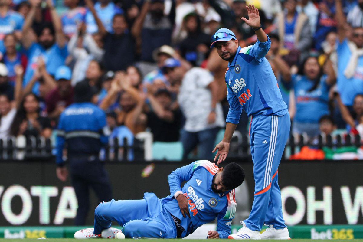 India's Shreyas Iyer reacts in pain after taking a catch to dismiss of Australia's Alex Carey as India's Kuldeep Yadav looks on during the 3rd ODI against Australia in Sydney on Saturday