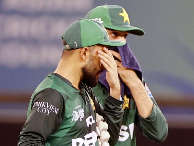 The dejected Pakistan players The dejected Pakistan players