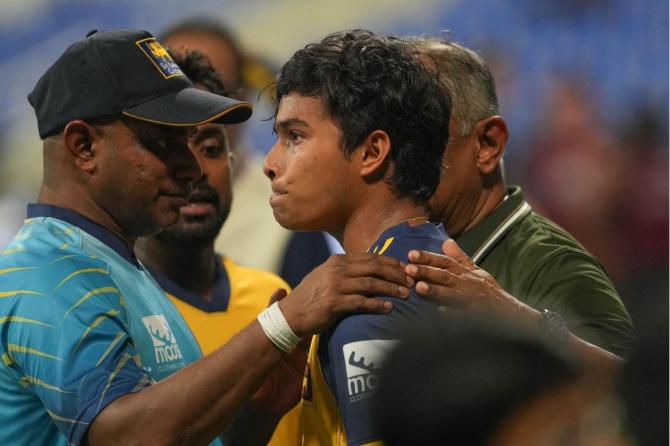 Head Coach Sanath Jayasuriya informs Dunith Wellalage about his father's demise after the match