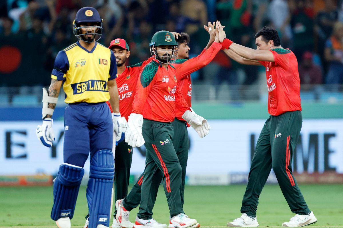 Bangladesh's Mahedi Hasan with his teammates celebrates the wicket of Sri Lanka's Kusal Mendis during the Asia Cup 2025 match against Bangladesh, at Dubai International Cricket Stadium in Dubai on Saturday.