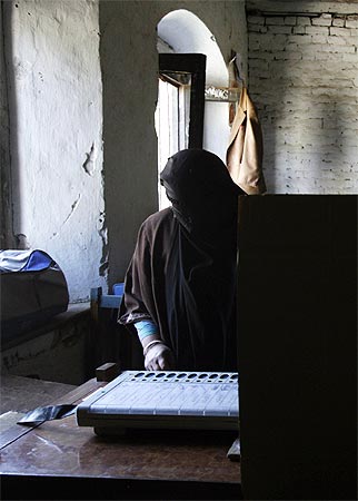 A Kashmiri votes in Anantnag, April 30, 2009