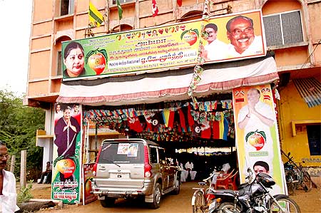 AIADMK workers don't seem enthusiastic campaigning for the PMK candidate