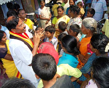 Pandia Rajan addressing villagers