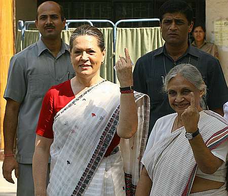 Congress chief Sonia Gandhi and Delhi CM Sheila Dixit