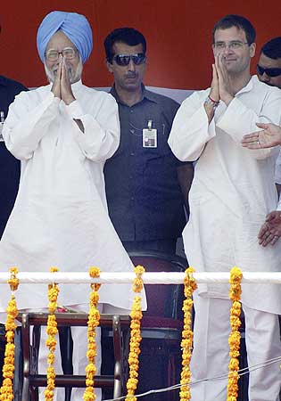 Rahul Gandhi with Prime Minister Dr Manmohan Singh during an election rally in Amritsar on May 11, 2009